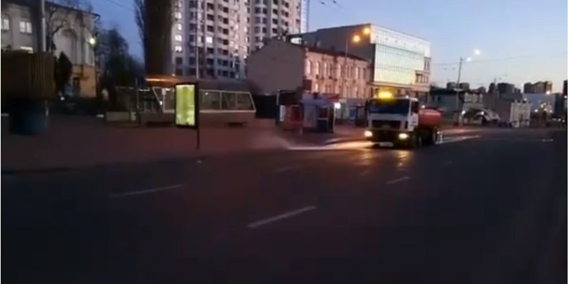 Такие работы проводятся днем и на рассвете. (Фото: КГГА)