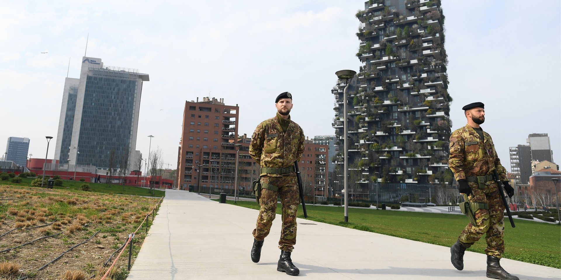 Военные контролируют соблюдение карантина (Фото: REUTERS/Daniele Mascolo)