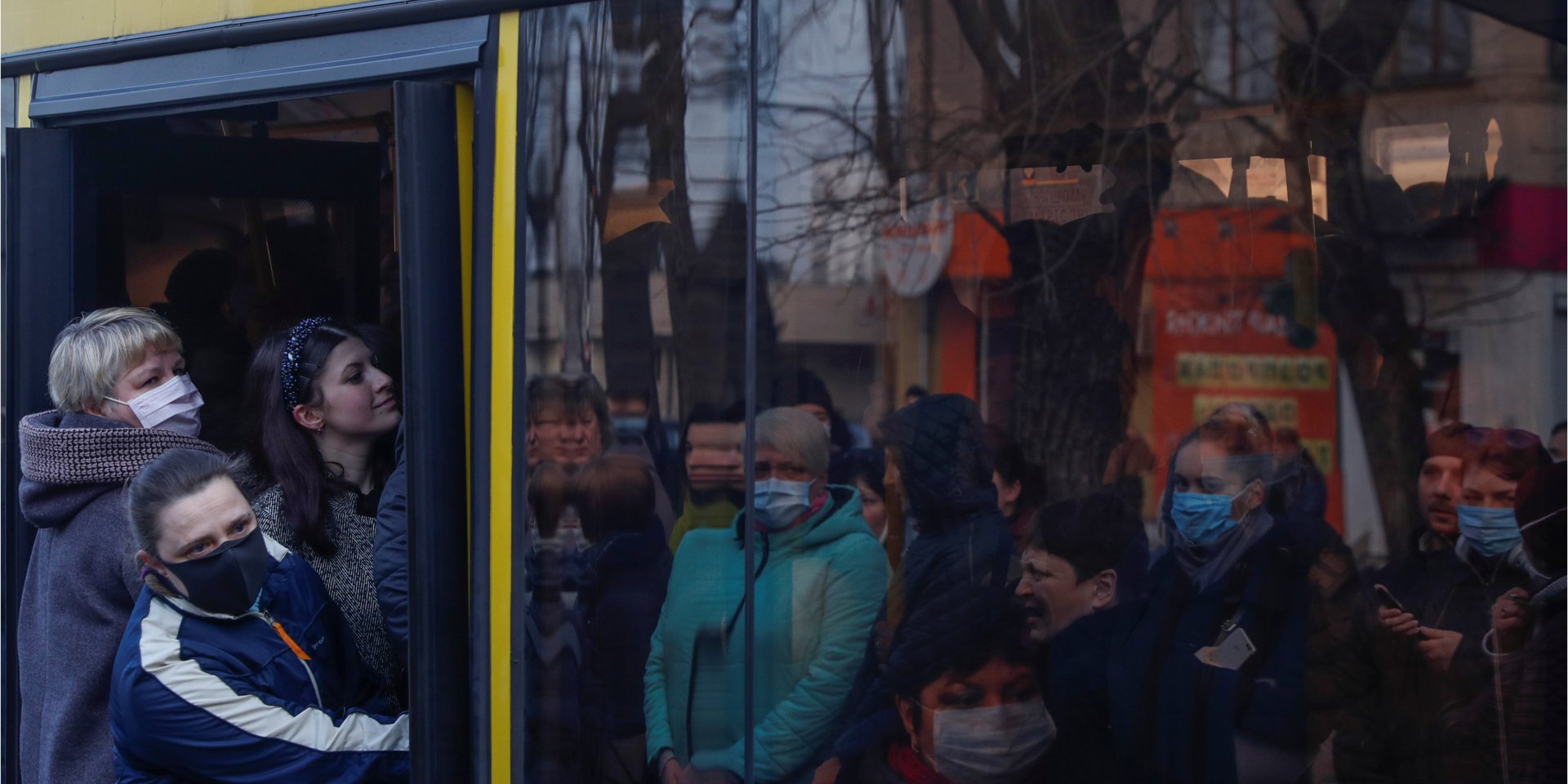 В транспорте смогут ездить работники экстренных служб аптек и продмагов (Фото: REUTERS/Valentyn Ogirenko)