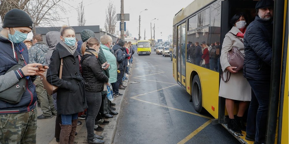 В Киеве вводят новые ограничения на перевозку пассажиров (Фото: Valentyn Ogirenko/Reuters)