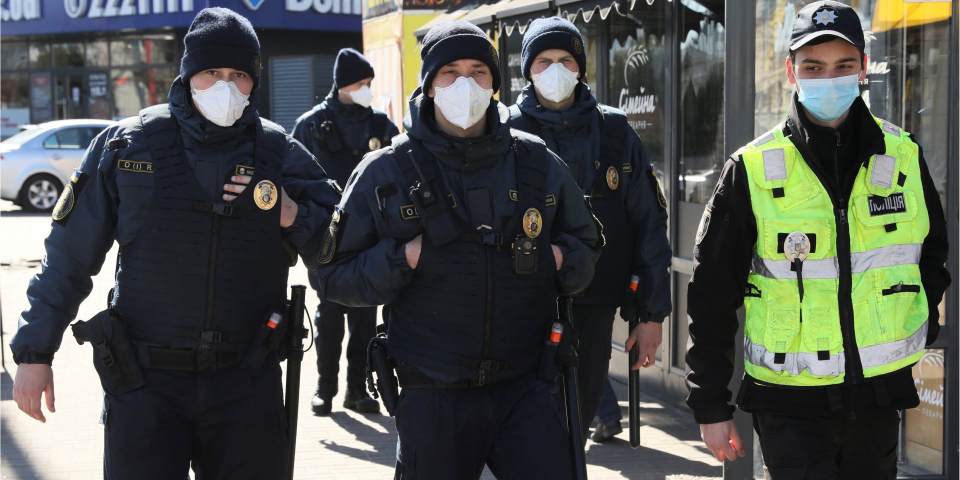 Полиция будет патрулировать улицы городов вместе с военными (Фото: REUTERS / Gleb Garanich)