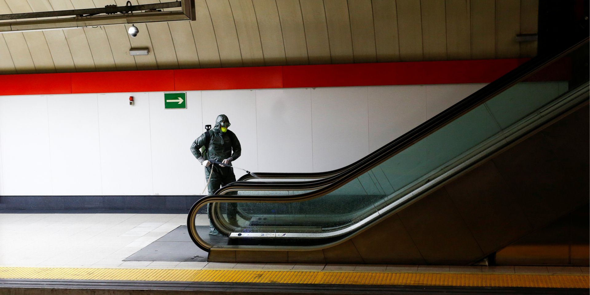 Общее число жертв в Испании достигло 1725 человек (Фото: REUTERS / Javier Barbancho)