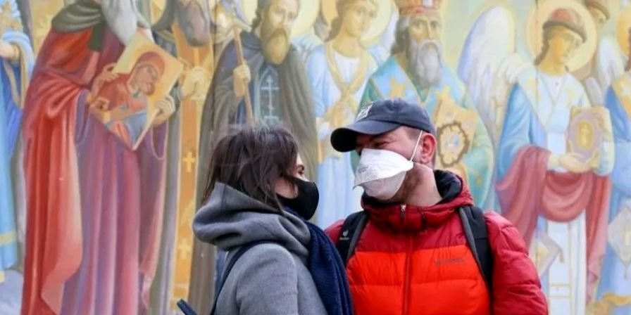 Маски из Украины вывозили, несмотря на рекомендации СНБО (Фото: REUTERS/Gleb Garanich)