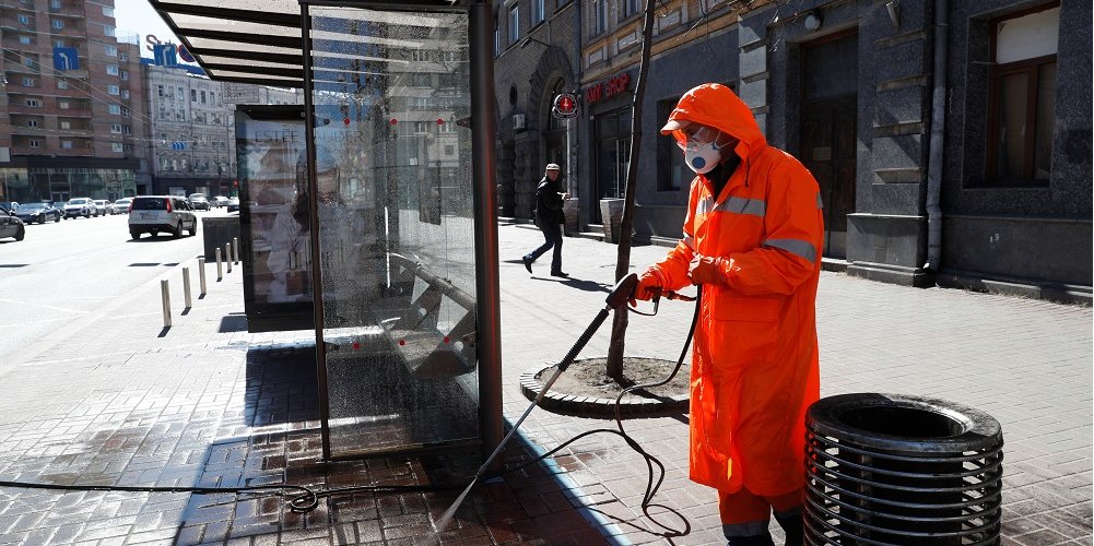 В Киеве дезинфицируют общественные места (Фото: Valentyn Ogirenko/Reuters)
