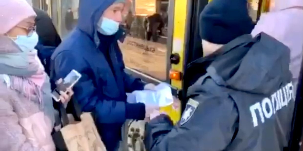 У всех пассажиров обязательно наличие защитной маски (Фото: Скриншот с видео Киев Оперативный/Facebook)