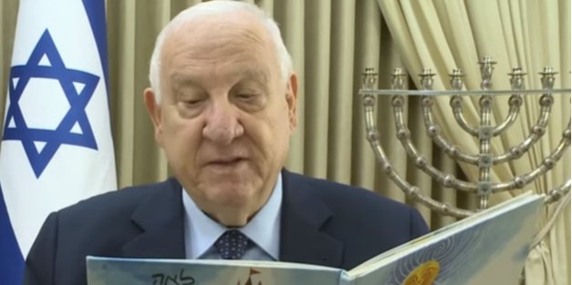 Реувен Ривлин решил читать для всех, кто вынужден сидеть дома (Фото: Скриншот с видео Avi Kanner/YouTube)