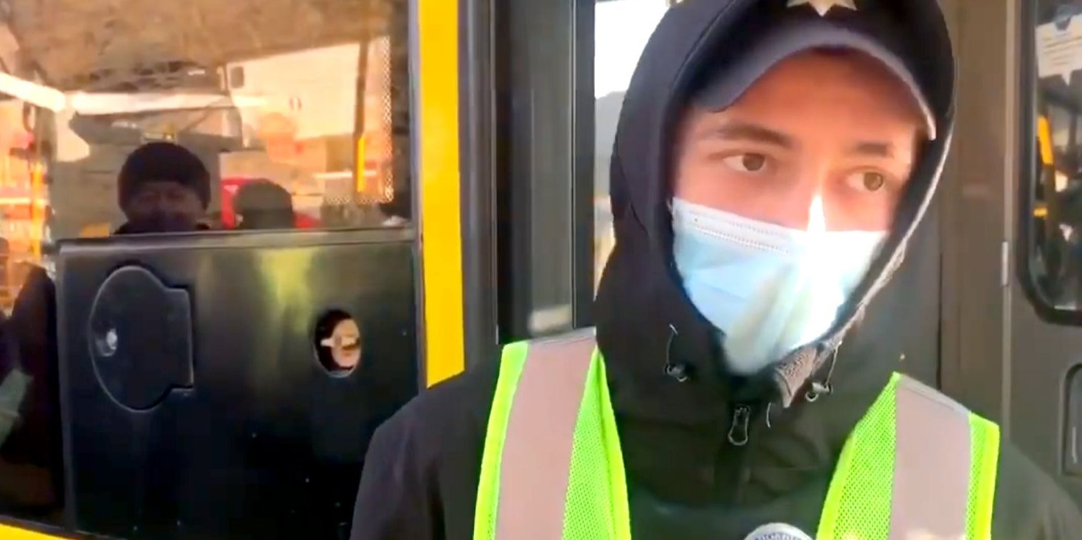 Наличие спецпропусков проверяют сотрудники полиции (Фото: Скриншот с видео НВ)