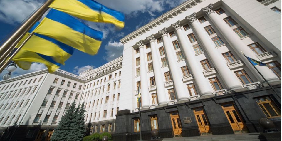 Госохрана не пускает на Банковую без измерения температуры (Фото: ОП)