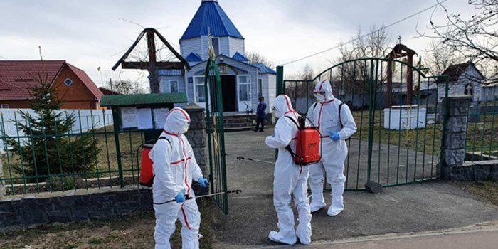 В МВД призвали всех, кто контактировал с священнослужителем, оставаться дома и позвонить врачу (Фото: State Emergency Service of Ukraine / Handout via REUTERS)