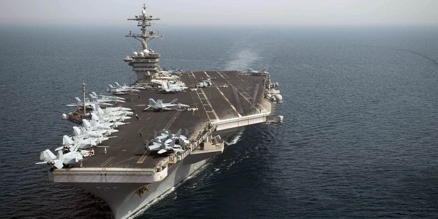 Зараженных военных эвакуируют с корабля по воздуху (Фото: ANTHONY RIVERA/U.S. NAVY)