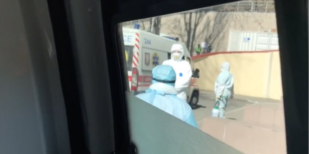 В Александровской больнице — около 30 пациентов с коронавирусом (Фото: Скриншот с видео LBTV/YouTube)