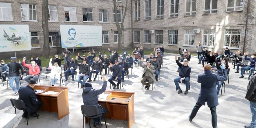 Депутатов рассадили на расстоянии друг от друга (Фото: Горсовет Днепра)