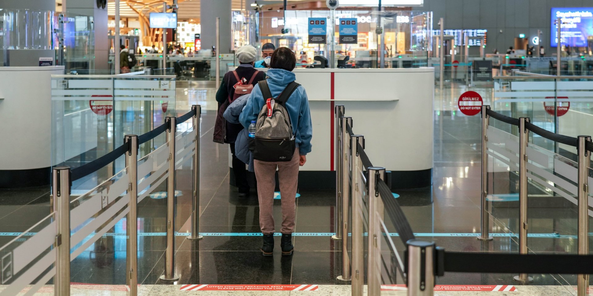 Застрявшие пассажиры уже неделю живут в аэропорту (Фото: igairport via Twitter)