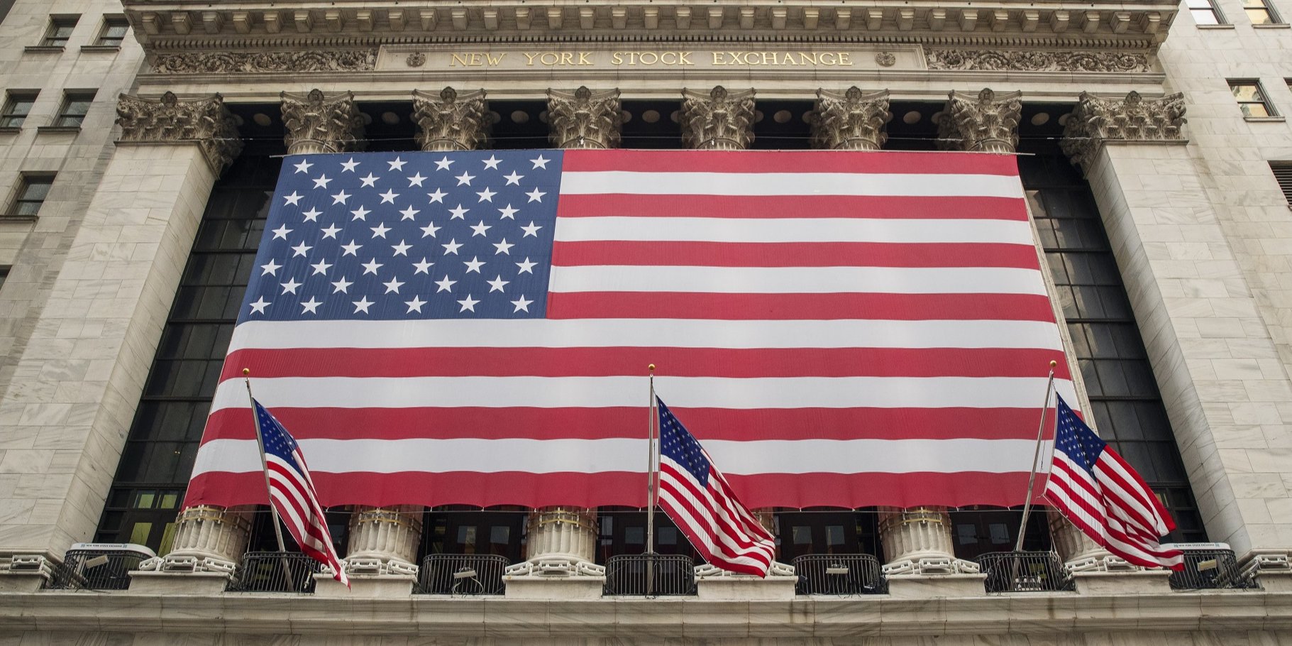 Флаги США на здании Нью-Йоркской фондовой биржи (Фото: REUTERS / Lucas Jackson)