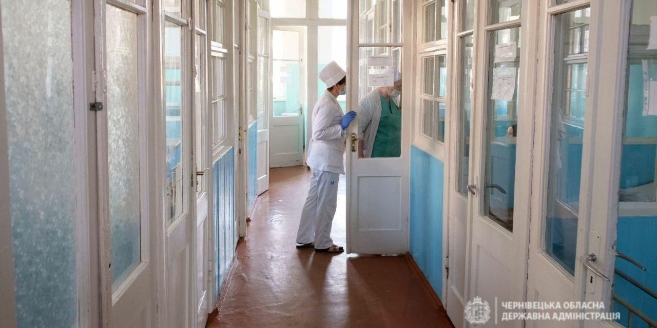 В пятницу двое пациентов были выписаны из больницы (Фото: Черновицкая ОГА)