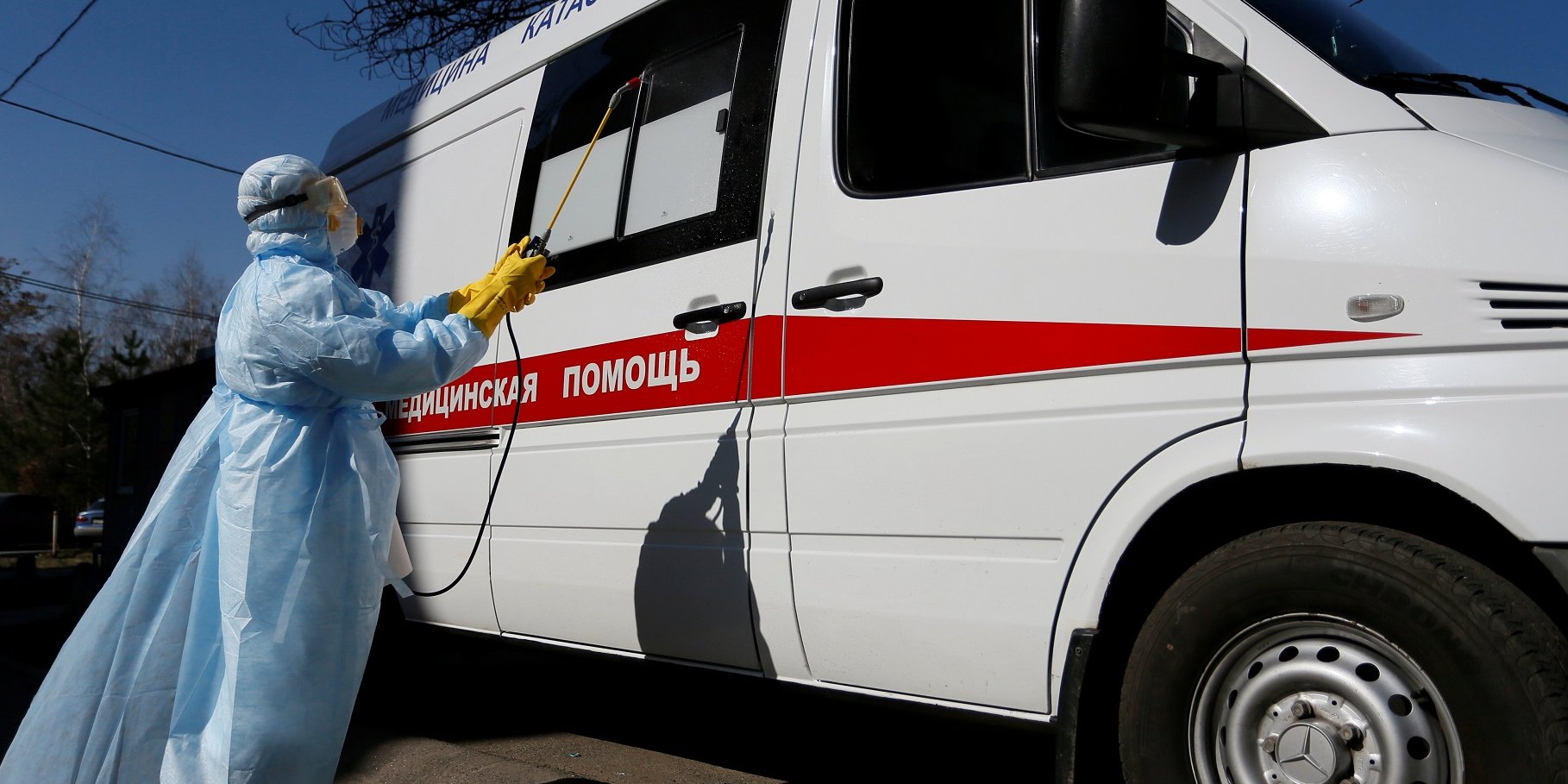 Медики з окупованої території Донбасу дезінфікують автомобіль швидкої допомоги (Фото: REUTERS / Alexander Ermochenko)