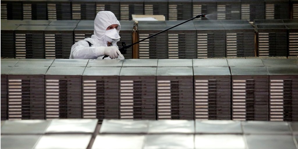 Жертвами коронавируса стали 25 тысяч человек по всему миру (Фото: REUTERS/Remo Casilli)