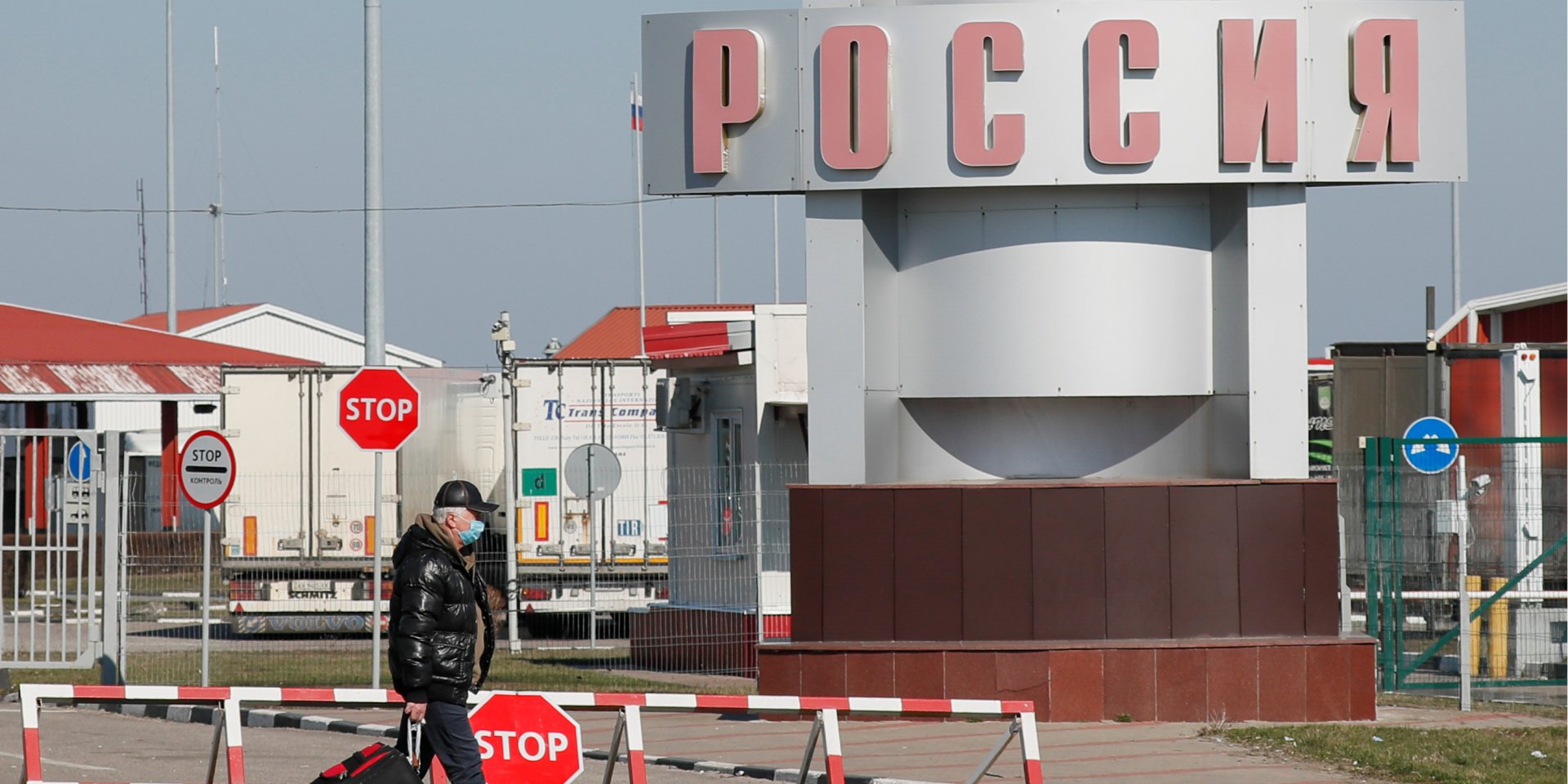 Мужчина на контрольно-пропускном пункте на границе Украины с Россией в Гоптовке (Фото: REUTERS/Gleb Garanich)