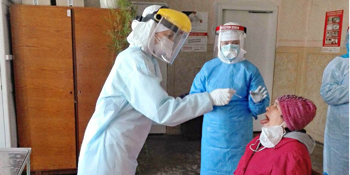 Амбулатория в Колинковцах, медики под руководством Татьяны Солодкой берут мазки, чтобы выявить зараженных (Фото: Журнал НВ)
