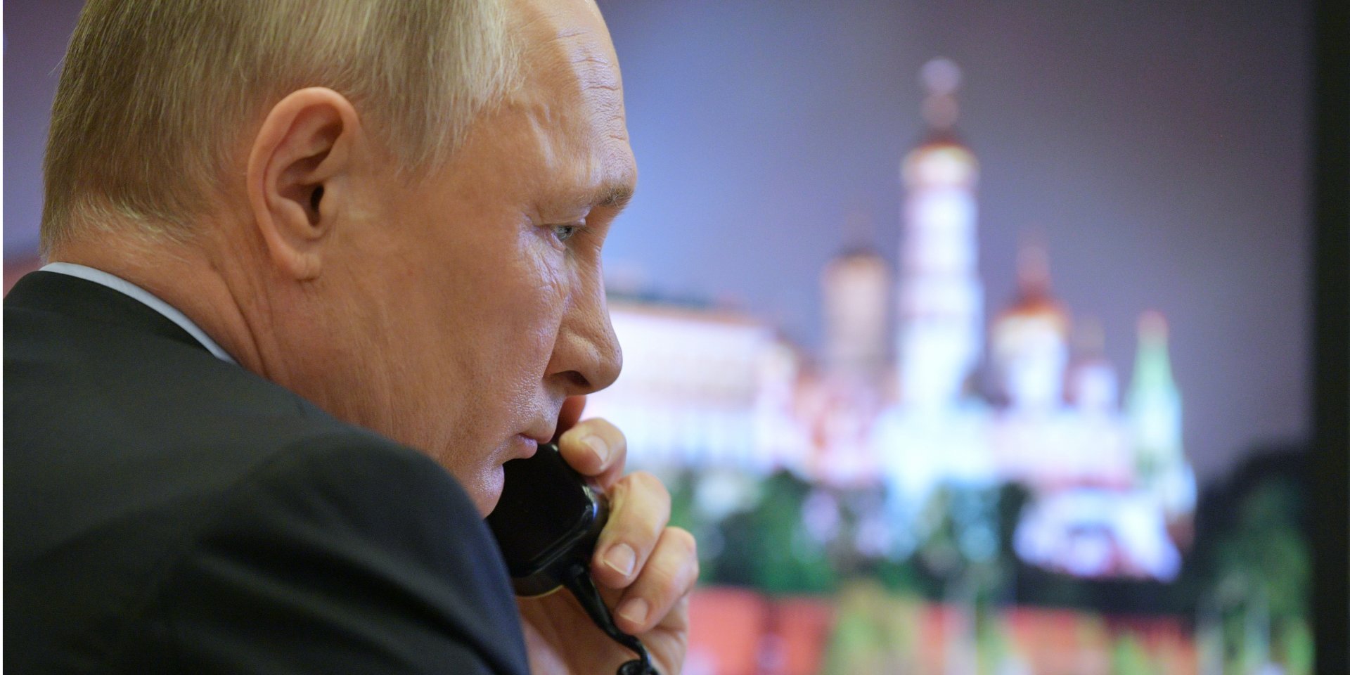 Владимир Путин переложил ответственность за борьбу с коронавирусом на местные власти (Фото: Sputnik/Alexei Druzhinin/Kremlin via REUTERS)