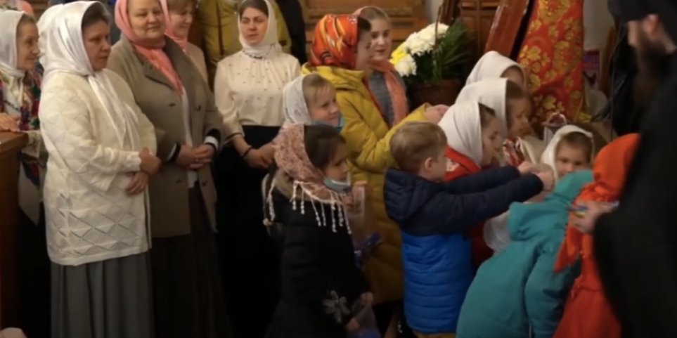 Парафіяни не наділи маски і знаходилися близько один до одного (Фото: Скріншот Святогорская Лавра via YouTube)