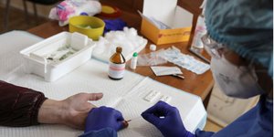 Переболевшие COVID-19 украинцы говорят о неточности экспресс-тестов (Фото:REUTERS / Roman Baluk)