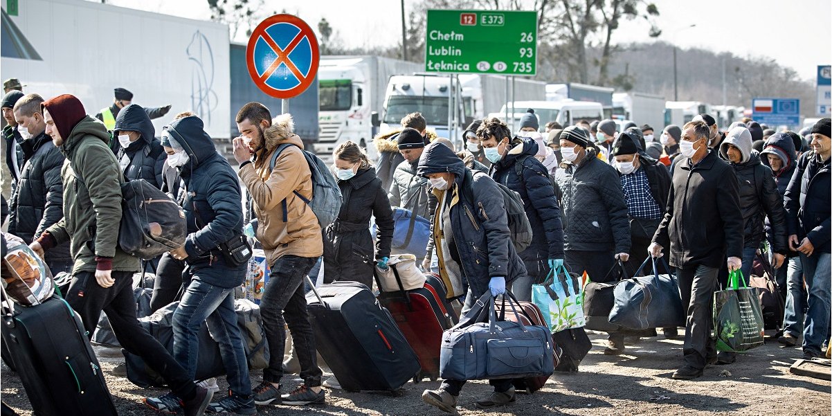 Українці перетинають кордон, повертаючись із Польщі (Фото: Agencja Gazeta / Reuters)