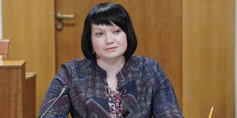 Светлана Шаталова заявила, что самостоятельно закупленные Минздравом защитные костюмы, надежней (Фото: Одеська обласна державна адміністрація via Facebook)