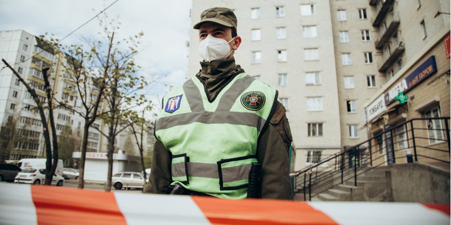 Нацгвардеец дежурит во&nbsp;дворе изолированного общежития в&nbsp;Вишневом (Фото: Нацгвардия Украины)
