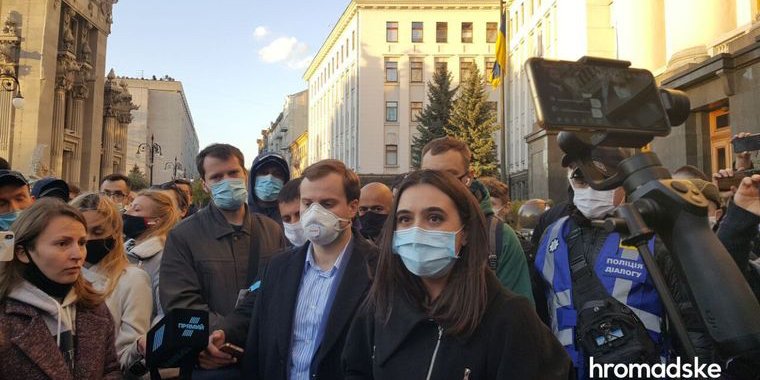 До протестувальників вийшла прессекретар глави держави Юлія Мендель (Фото: Громадське)
