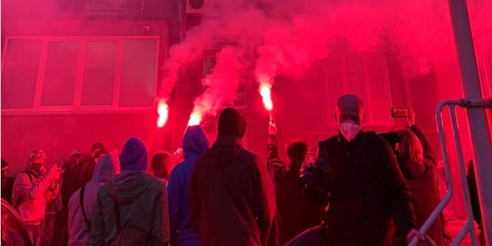 Вечером 27 апреля протестующие пришли под дом Ирины Венедиктовой (Фото: Анастасия Шевченко/ Facebook)