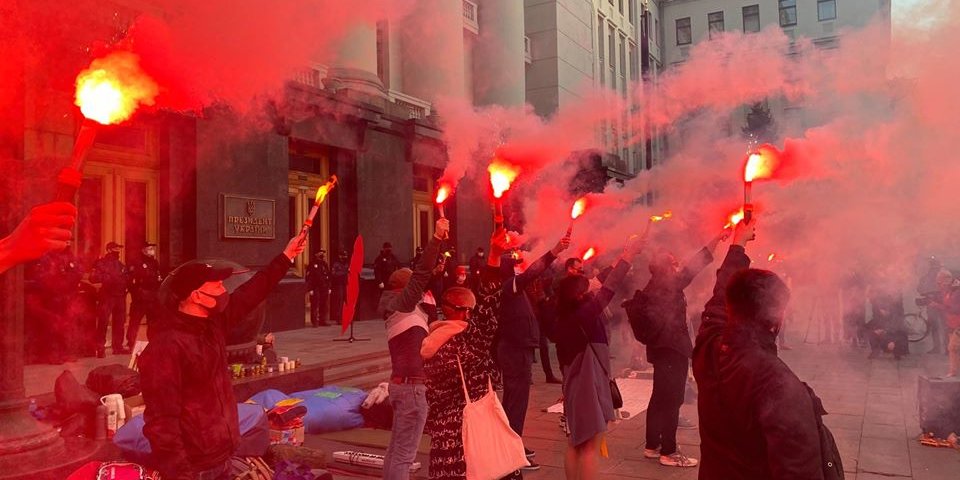 Участники акции протеста на Банковой, требующие продолжить расследование (Фото: Хто замовив Катю Гандзюк? / Facebook)