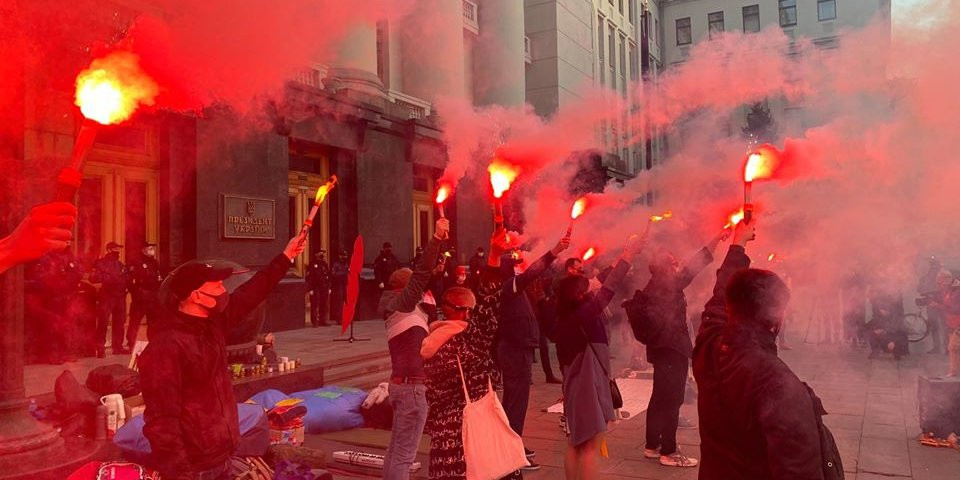 Учасники акції протесту в Києві, які вимагають продовжити розслідування (Фото: Хто замовив Катю Гандзюк? / Facebook)
