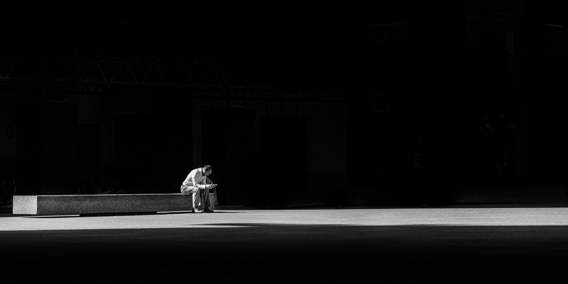 Пандемия отразится не только на экономике, но и на людях (Фото: Matthew Henry via Unsplash)