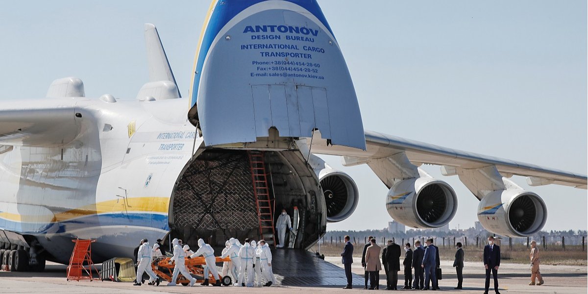 Владимир Зеленский встречает самолет Ан-225 Мрия в аэропорту Борисполя (Фото: Gleb Garanich / Reuters)