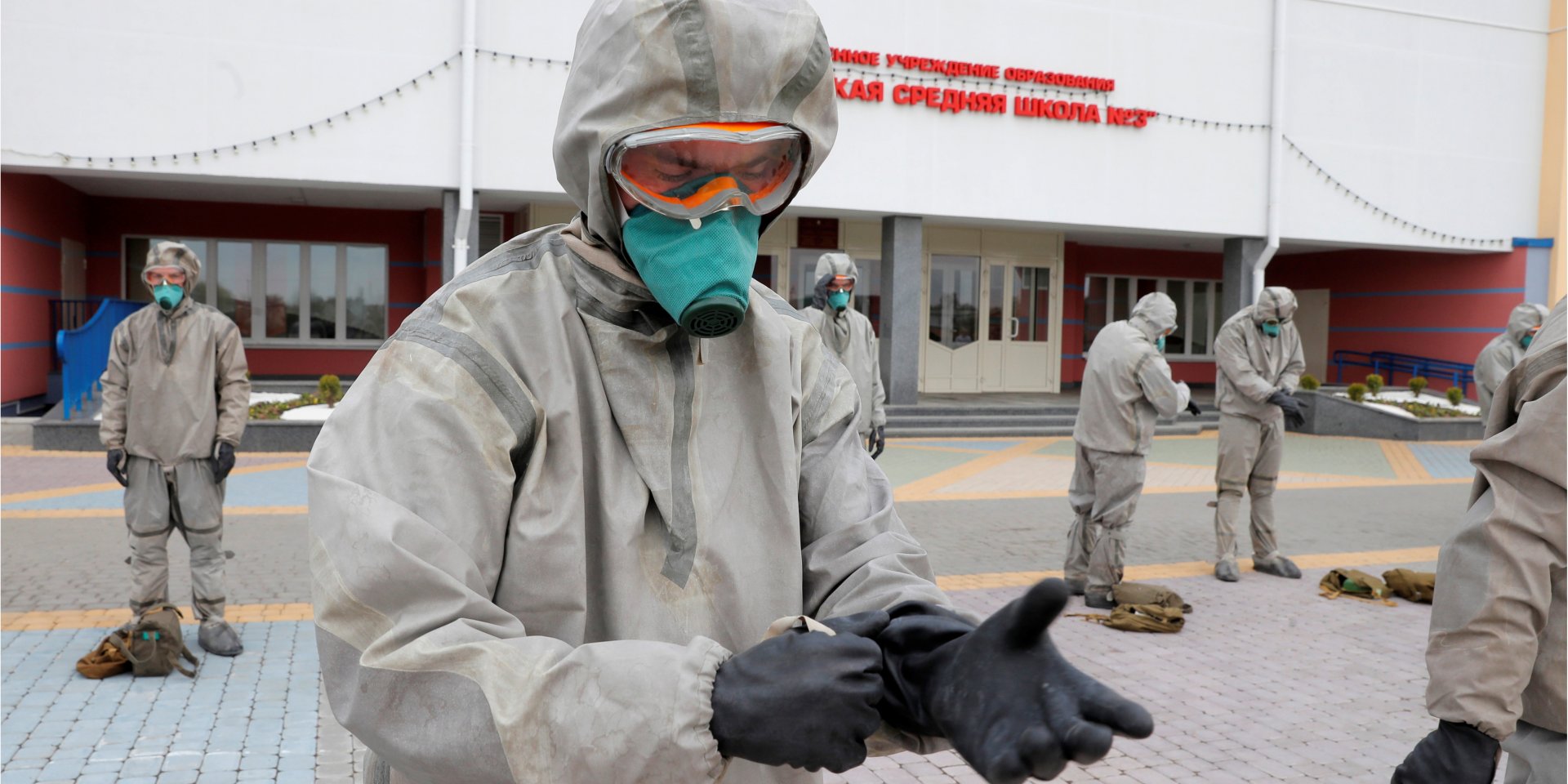 Фахівці Міноборони Білорусі готуються до дезінфекції школи в селі Боровляни (Мінська область) (Фото: REUTERS/Vasily Fedosenko)