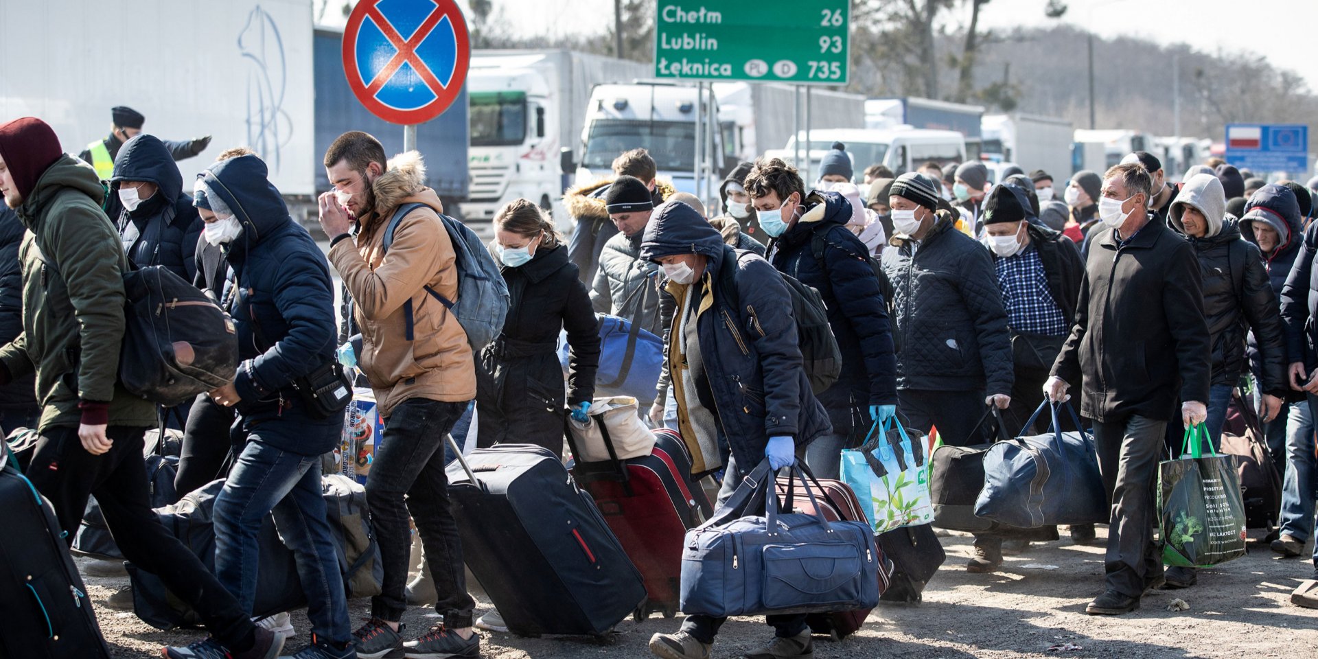 Черга на прикордонному переході в польському Дорогуську після закриття кордону (Фото: Jakub Orzechowski / Agencja Gazeta via REUTERS)