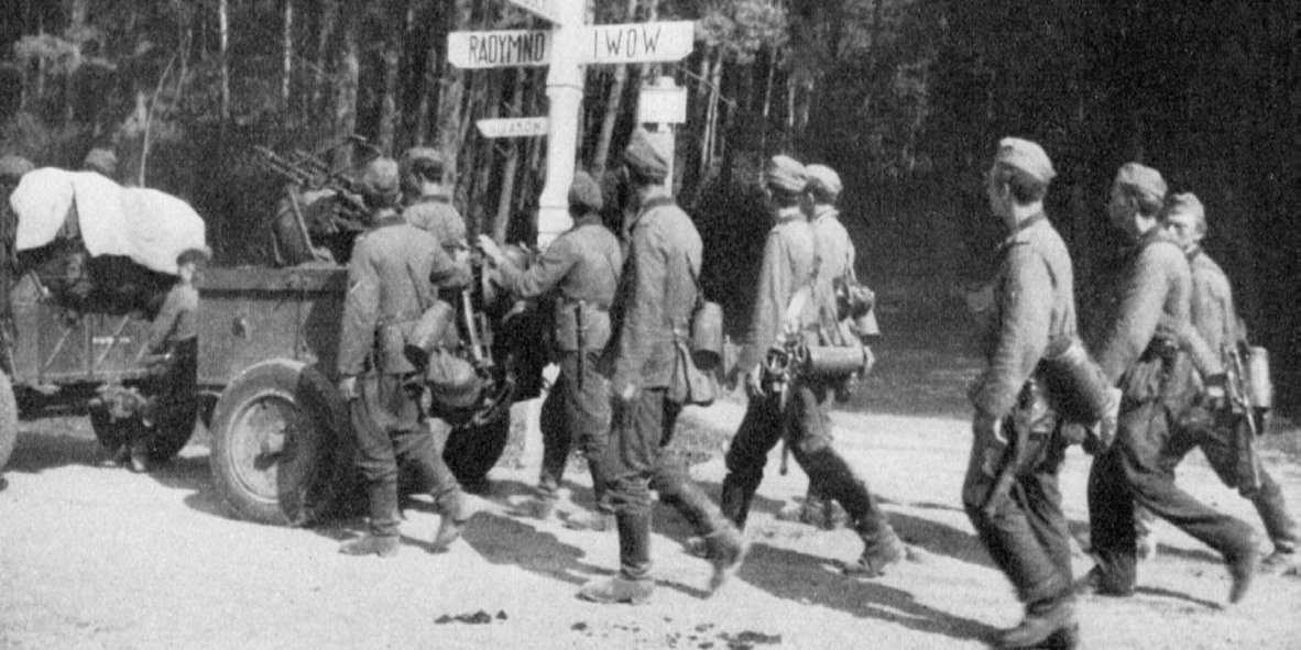 Солдаты Вермахта проходят возле указателя на дороге в районе Львова, сентябрь 1939 (Фото: Фото предоставлено Украинским институтом национальной памяти)