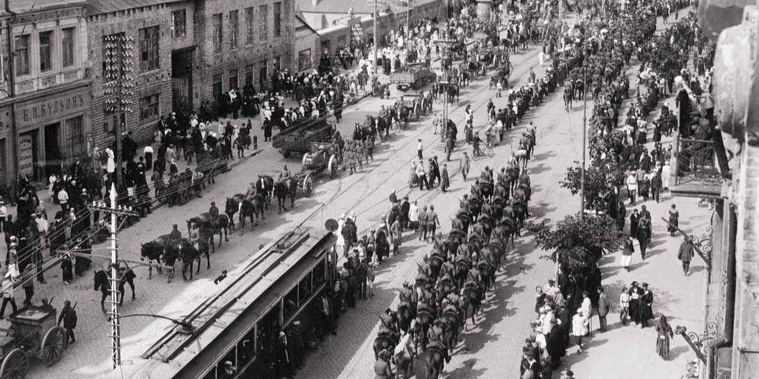 Українські та польські війська у Києві (Фото: Dziesięciolecie Polski Odrodzonej. Księga Pamiątkowa 1918−1928)