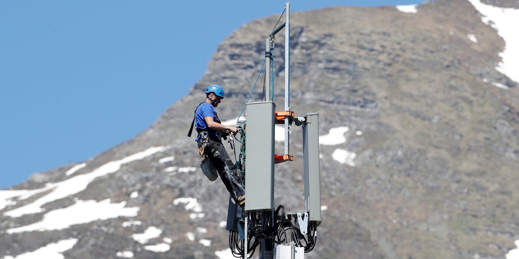 Теория заговора о 5G и коронавирусе, несмотря на ее полную несостоятельность, одна из самых популярных (Фото: REUTERS / Arnd Wiegmann / File Photo)