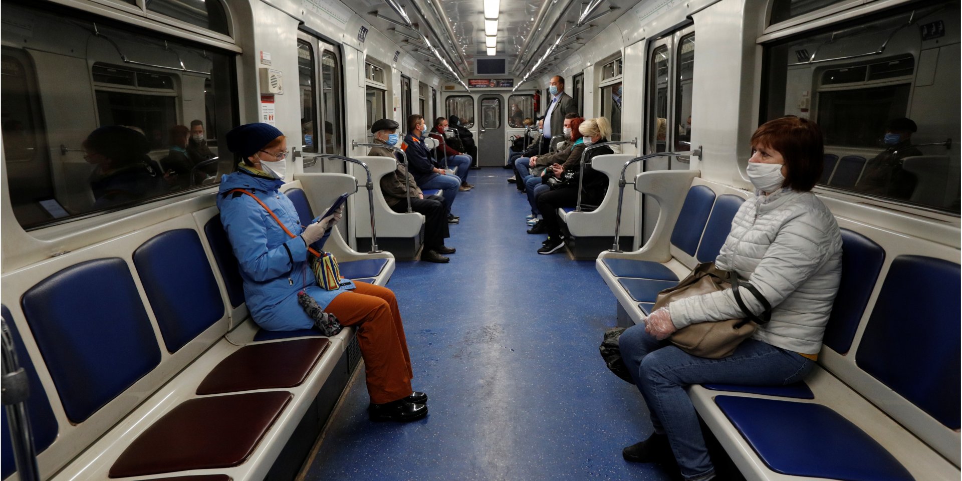 Пасажири в масках у перші дні після запуску метро в Києві (Фото: REUTERS / Valentyn Ogirenko)