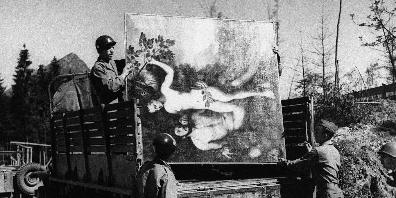 Американські солдати в травні 1945 року вантажать полотно пензля Франса Флориса Адам і Єва (XVI ст.) (Фото: AP)