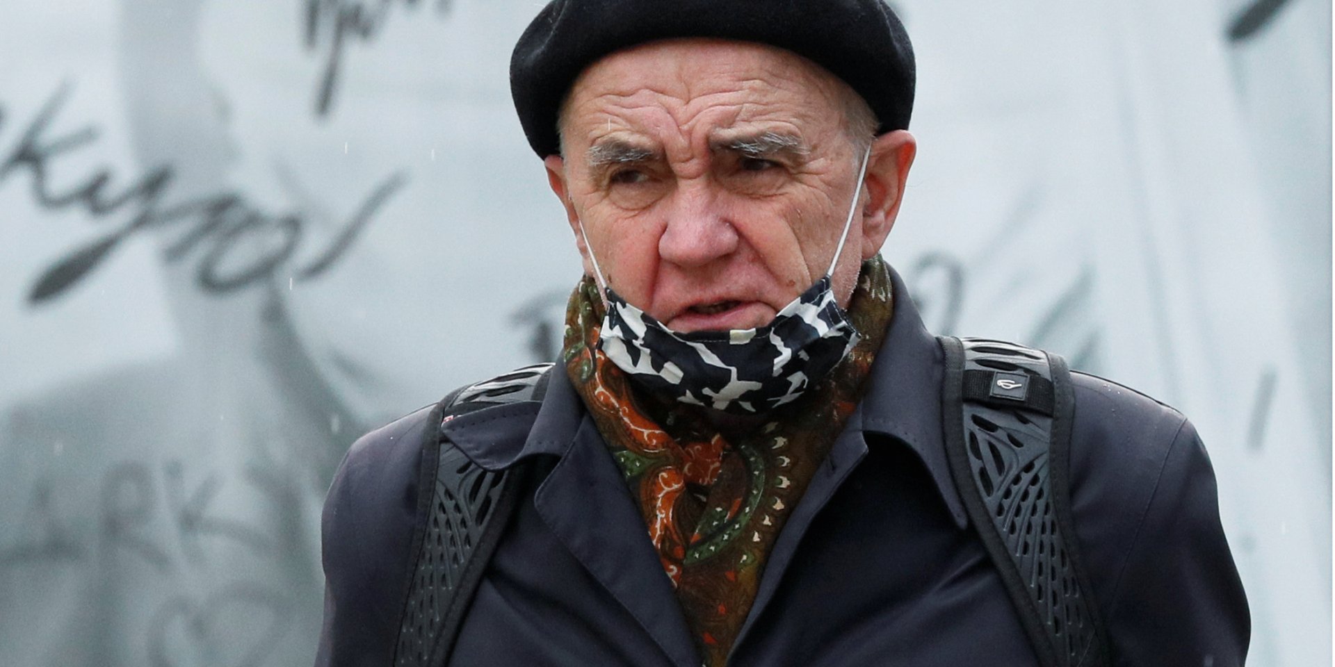 Тканевые маски советуют не носить долго, а менять — часто (Фото: REUTERS/Gleb Garanich)
