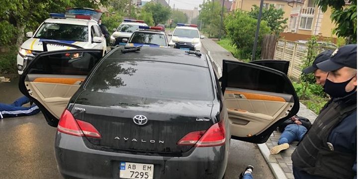 Полиция задерживает участников перестрелки в Броварах (Фото: МВД Украины/Facebook)