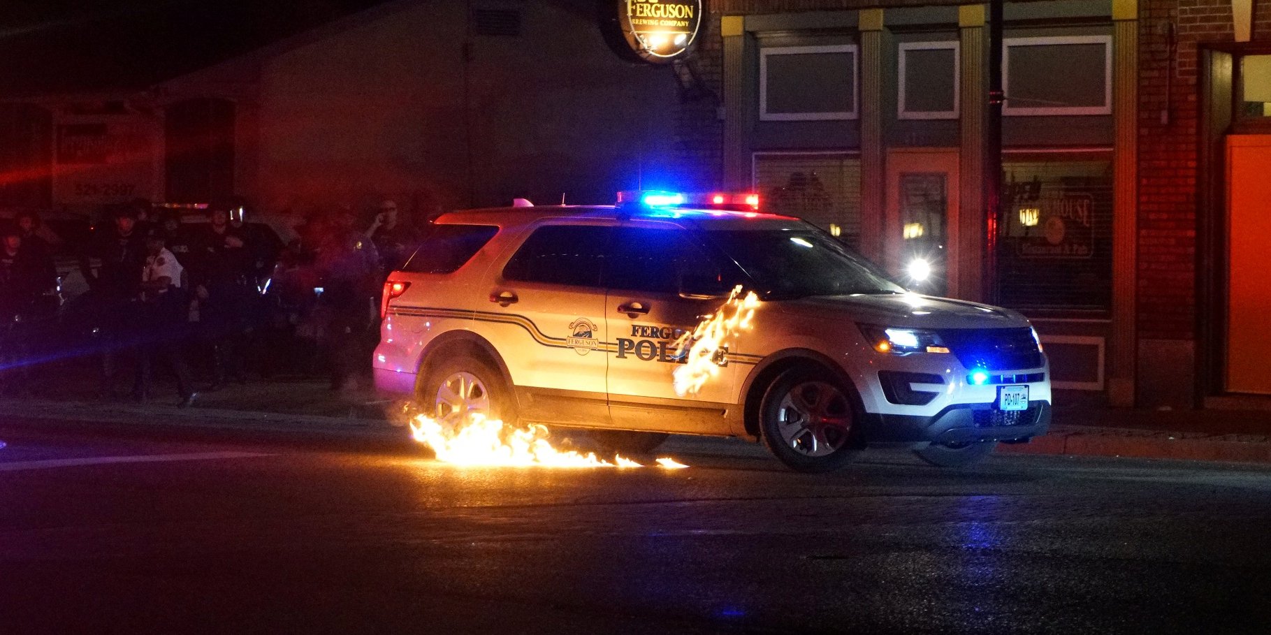 Спалений під час протестів поліцейський автомобіль в штаті Міссурі, США (Фото: REUTERS / Lawrence Bryant)