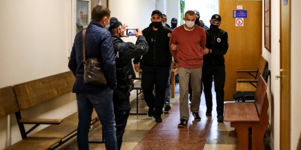 Підозрюваного в участі у стрілянині в Броварах ведуть на судове засідання (Фото: Стас Юрченко/Ґрати)