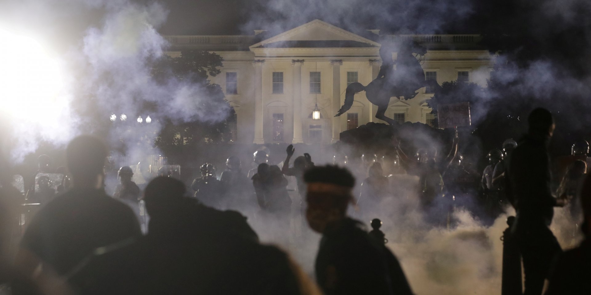 Протестующие возле Белого дома в Вашингтоне, 31 мая (Фото: REUTERS/Jonathan Ernst)