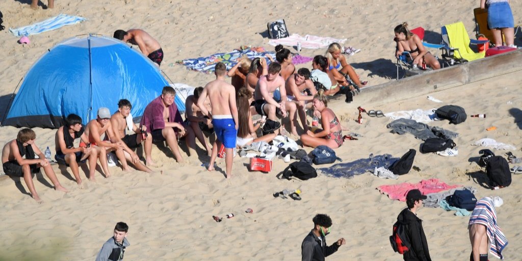 Отдыхающие на пляже в Борнмуте, Великобритания (Фото: REUTERS/Toby Melville)