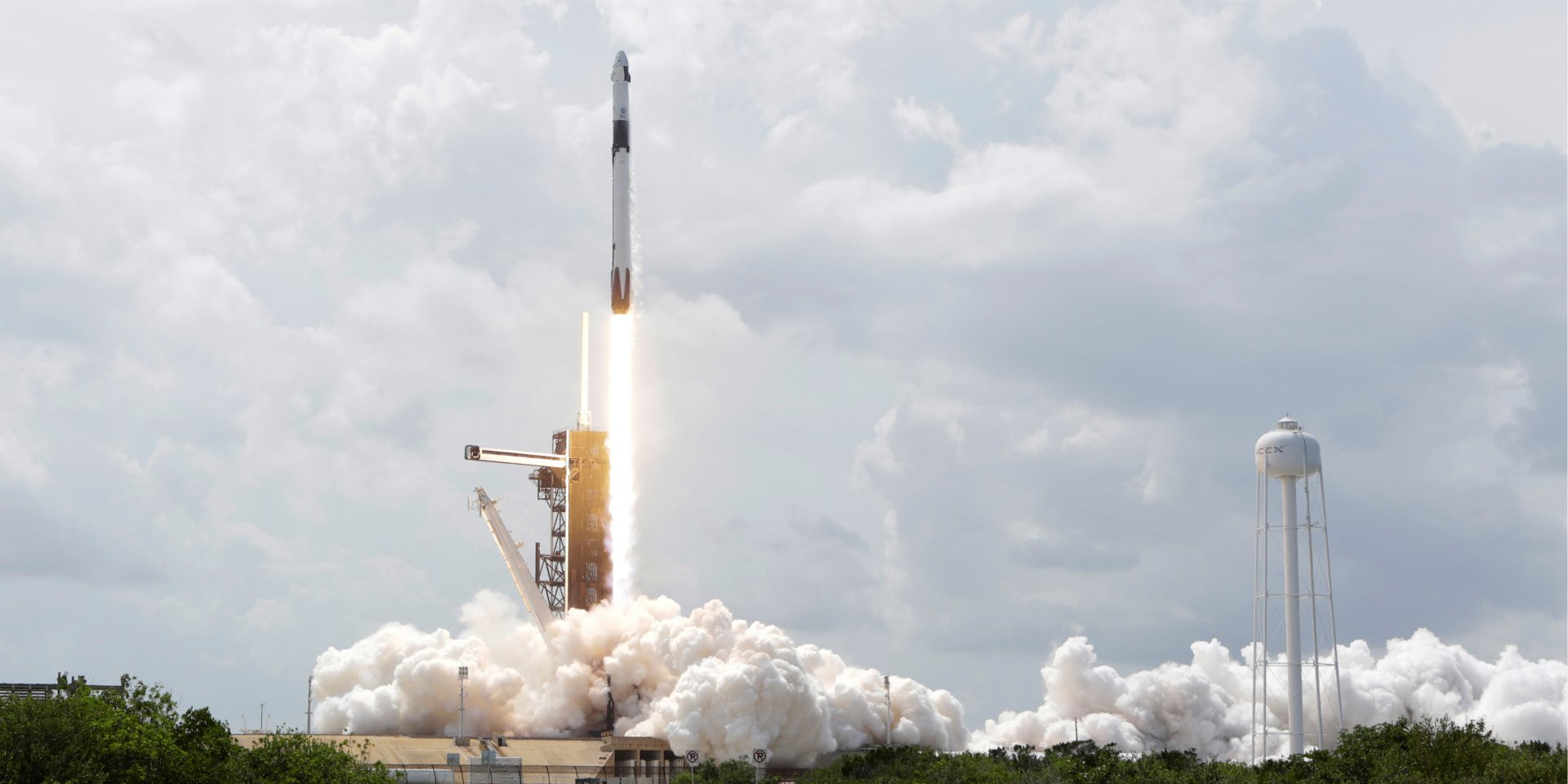 Момент запуску корабля Crew Dragon за допомогою ракети-носія Falcon 9 в суботу, 30 травня 2020 (Фото: REUTERS / Steve Nesius)