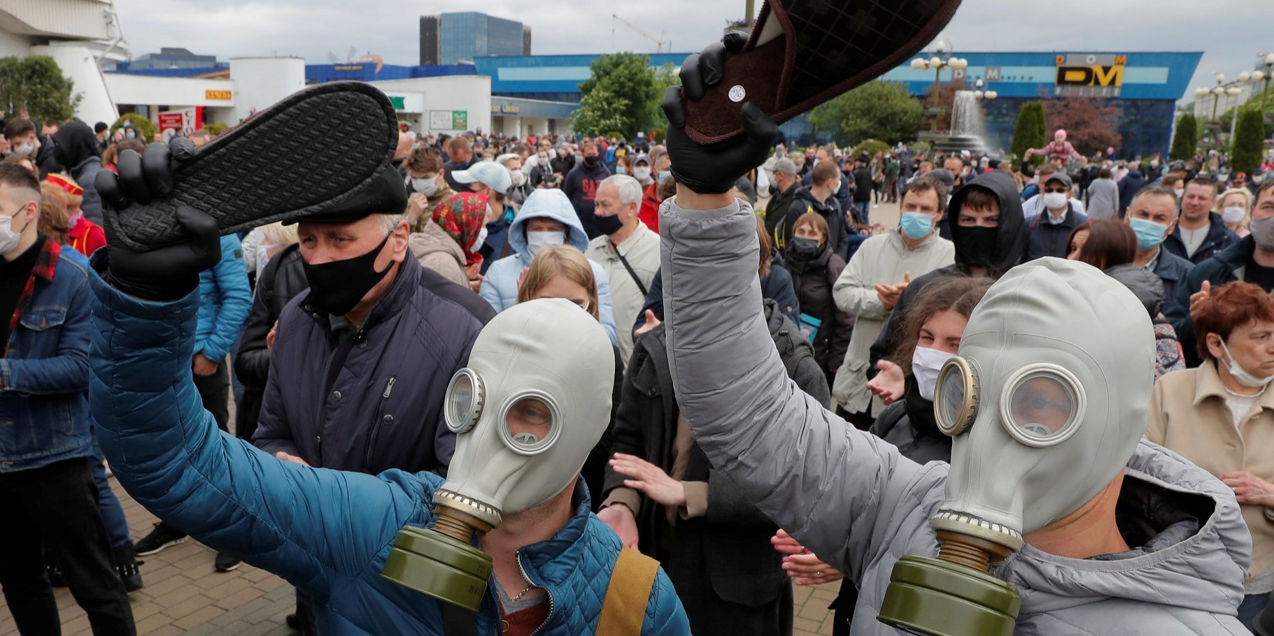 Білоруські учасники мітингу з капцями — новим символом протесту режиму Лукашенка (Фото: REUTERS / Vasily Fedosenko)